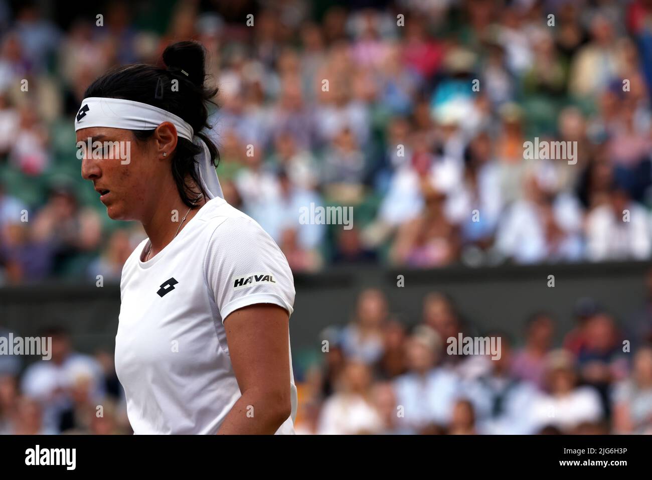 5 juillet 2022, All England Lawn tennis Club, Wimbledon, Londres, Royaume-Uni: Tunisie's ont Jabeur lors de son match de quart-finale contre Marie Bouzkova de la République tchèque à Wimbledon aujourd'hui. Jabeur a remporté le match pour passer à la demi-finale. Banque D'Images