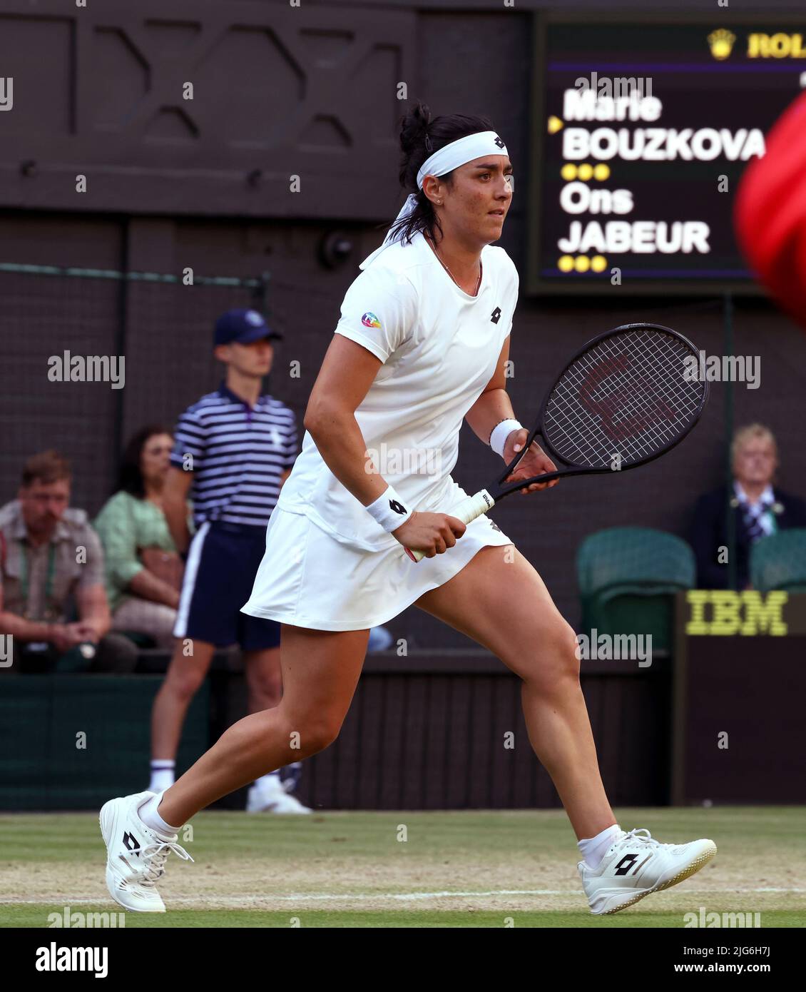 5 juillet 2022, All England Lawn tennis Club, Wimbledon, Londres, Royaume-Uni: Tunisie's ont Jabeur lors de son match de quart-finale contre Marie Bouzkova de la République tchèque à Wimbledon aujourd'hui. Jabeur a remporté le match pour passer à la demi-finale. Banque D'Images