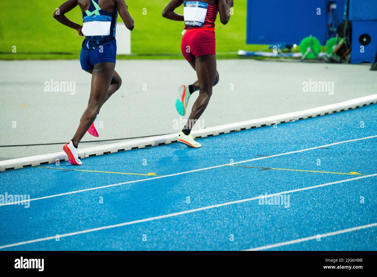 Course d'endurance, athlétisme et athlétisme. Les jambes de deux coureuses africaines sur la piste. Photo d'illustration pour le marathon et la course à pied Banque D'Images
