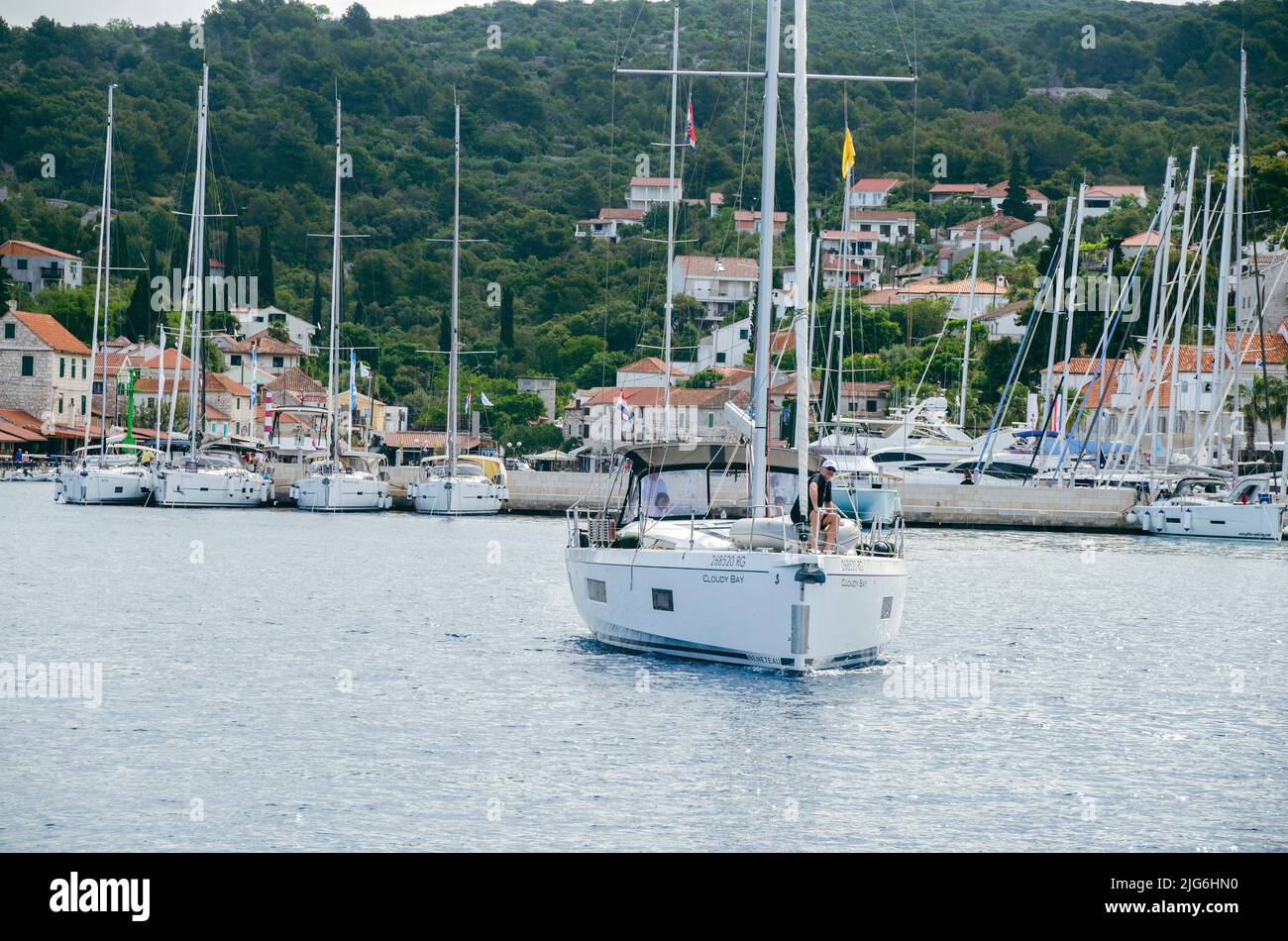 Excursion en navigation de plaisance sur la côte Adriatique dans le port historique de Trogir, comté de Split-Dalmatie, Croatie, Banque D'Images