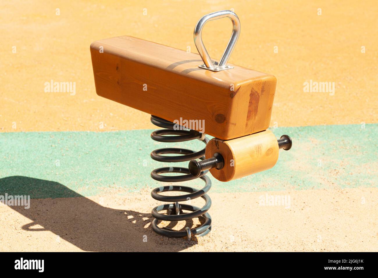 Chaise à bascule à ressort pour enfant dans l'aire de jeux. Banque D'Images