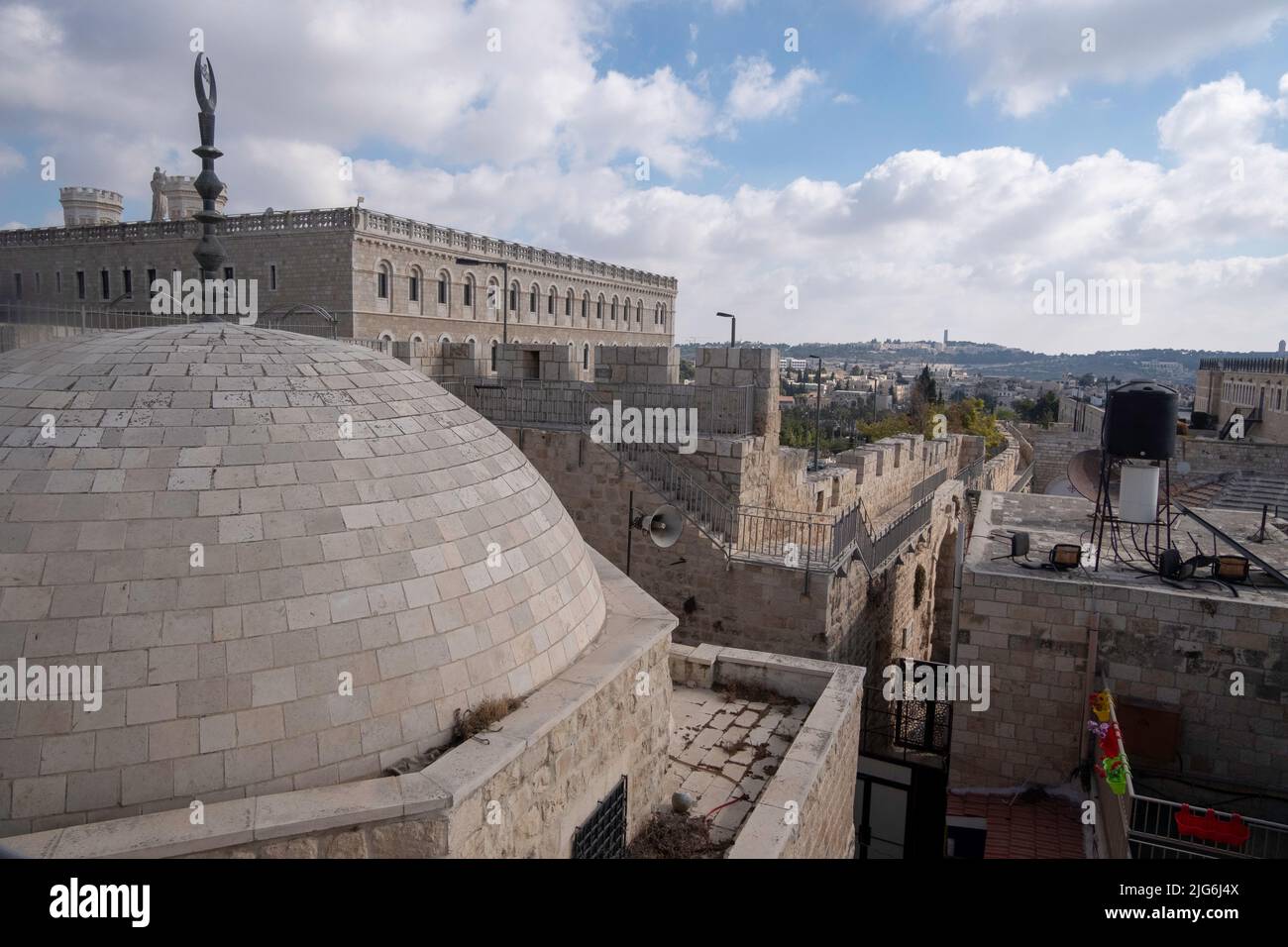 Visite de la passerelle des remparts de la vieille ville de Jérusalem Banque D'Images