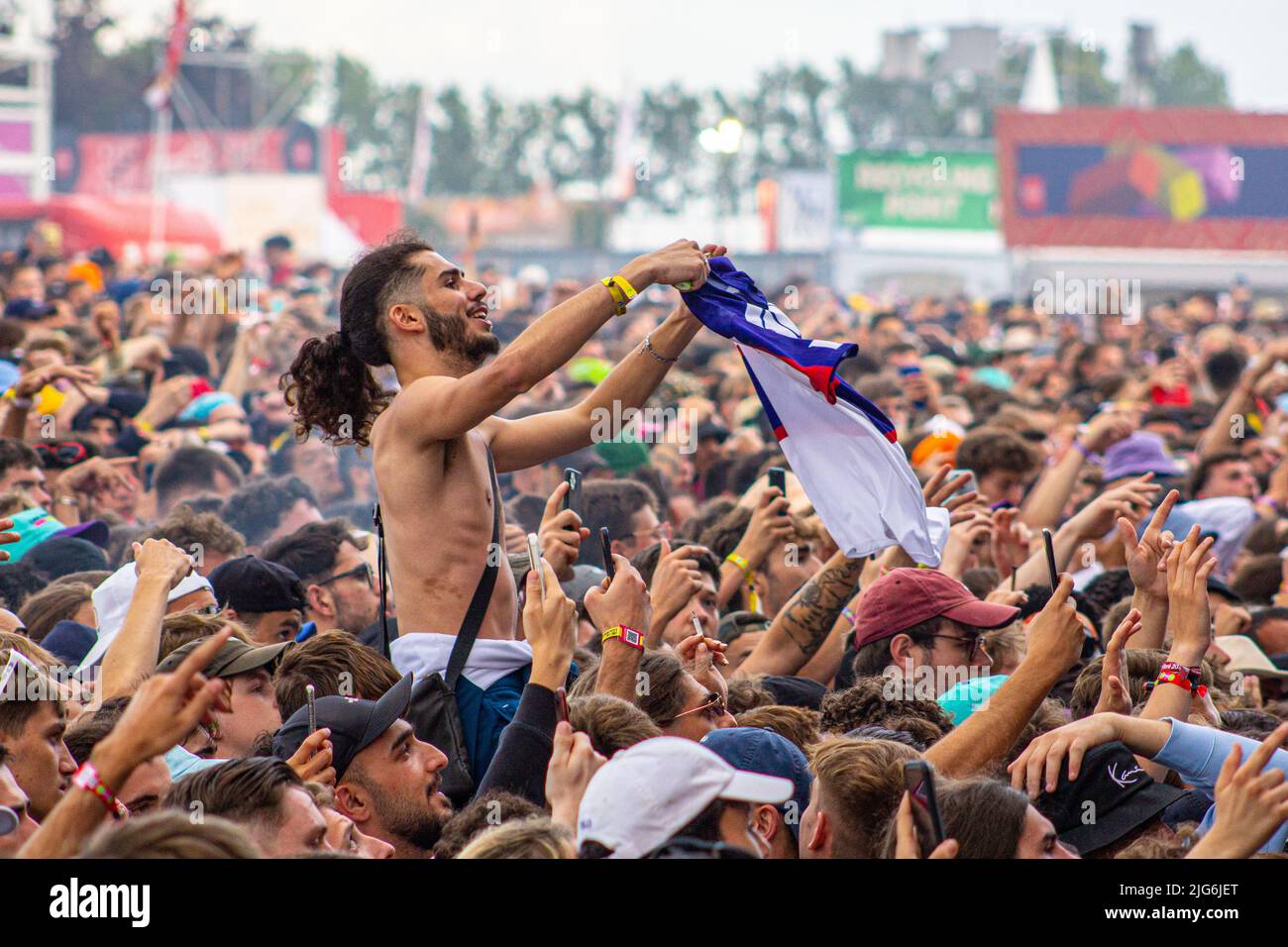 Liège, Belgique, 07 juillet 2022. Illustration photo montre la foule pendant le premier jour du festival de musique les Ardentes à Liège, jeudi 07 juillet 2022. L'édition 15th du festival se déroule de 7 juillet à 10 juillet. Les éditions 2020 et 2021 du festival ont dû être annulées en raison de la pandémie du virus Corona. BELGA PHOTO THOMAS MICHIELS Banque D'Images