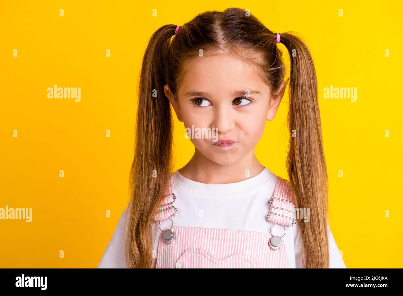 Photo de funky suspect maternelle femme rose vêtements regardant vide espace isolé couleur jaune arrière-plan Banque D'Images