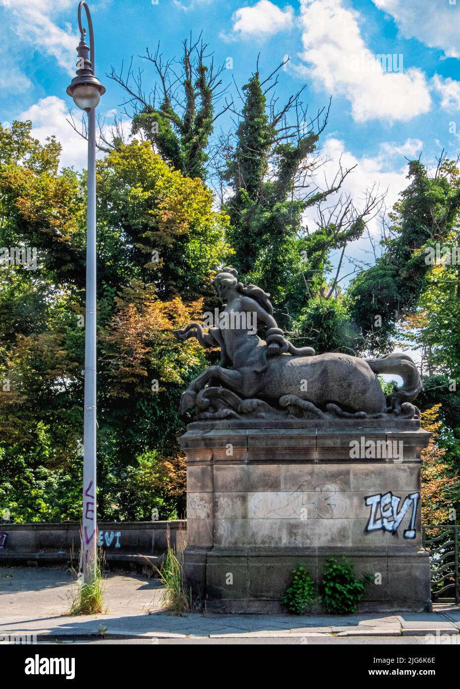 Centaur sculpture 1908 par Stephan Walter à l'extrémité est du pont Glienicke, Wannsee, Berlin Banque D'Images