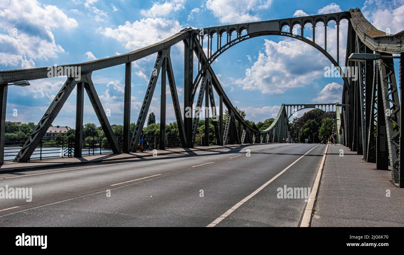 Le pont de Glienicke au-dessus de la Havel relie Potsdam, Brandebourg et Wannsee, Berlin. Le pont était un point de contrôle de la frontière soviétique pendant la guerre froide Banque D'Images
