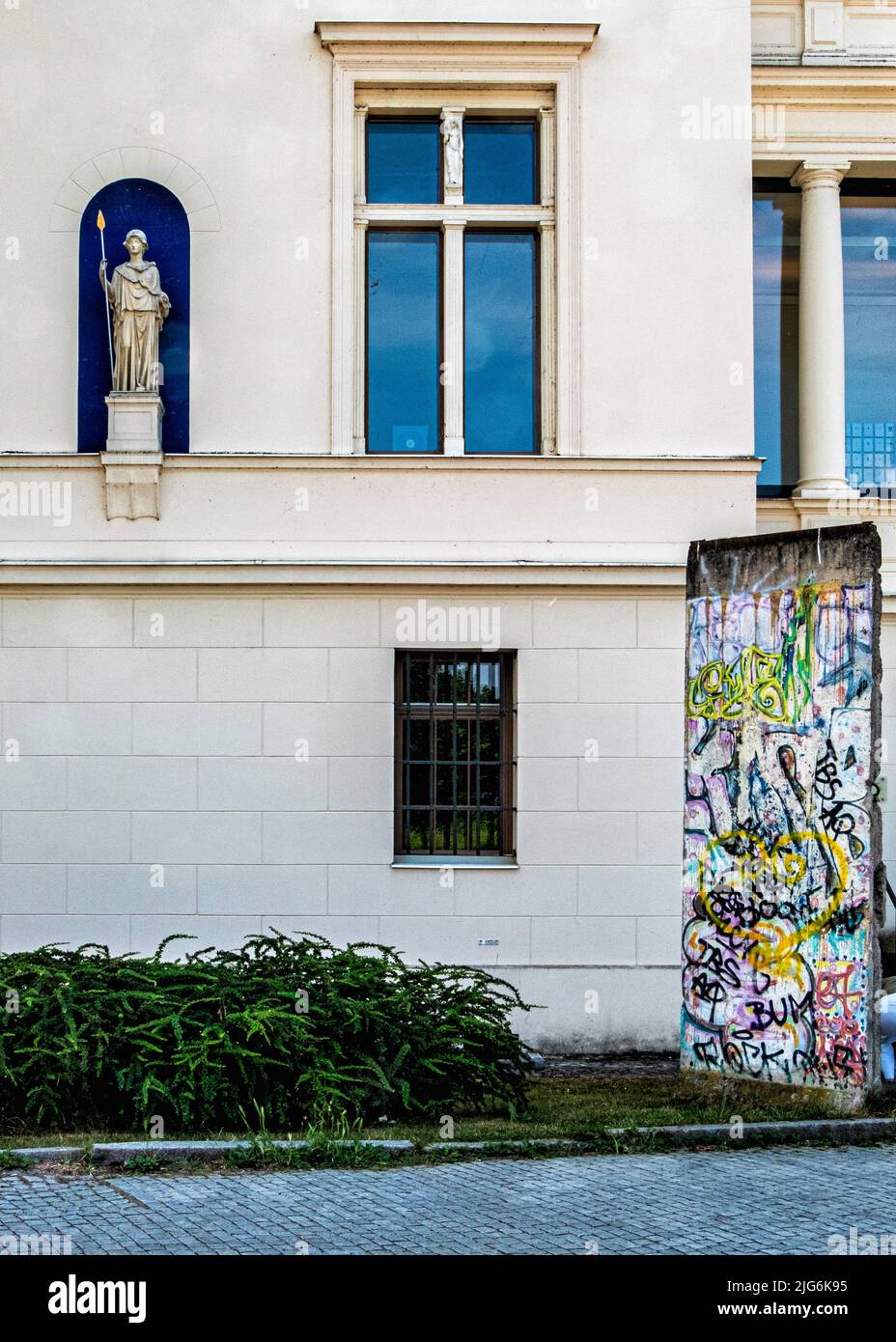 Section de l'ancien mur de Berlin à l'extérieur de Villa Schoningen, villa de 19th-siècle à côté du pont historique Glienicke, Berliner strasse, Potsdam Banque D'Images