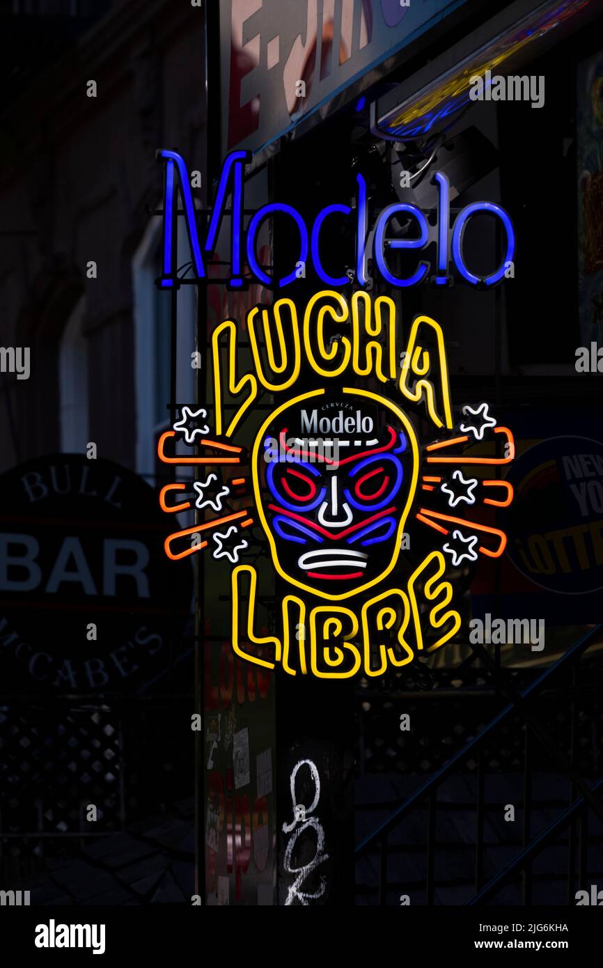 Une enseigne au néon pour Modelo Beer avec l'illustration en verre de lutte Lucha libre. Chez E Smole & Beer sur la place produits Marks à Greenwich Village, Manhattan. Banque D'Images