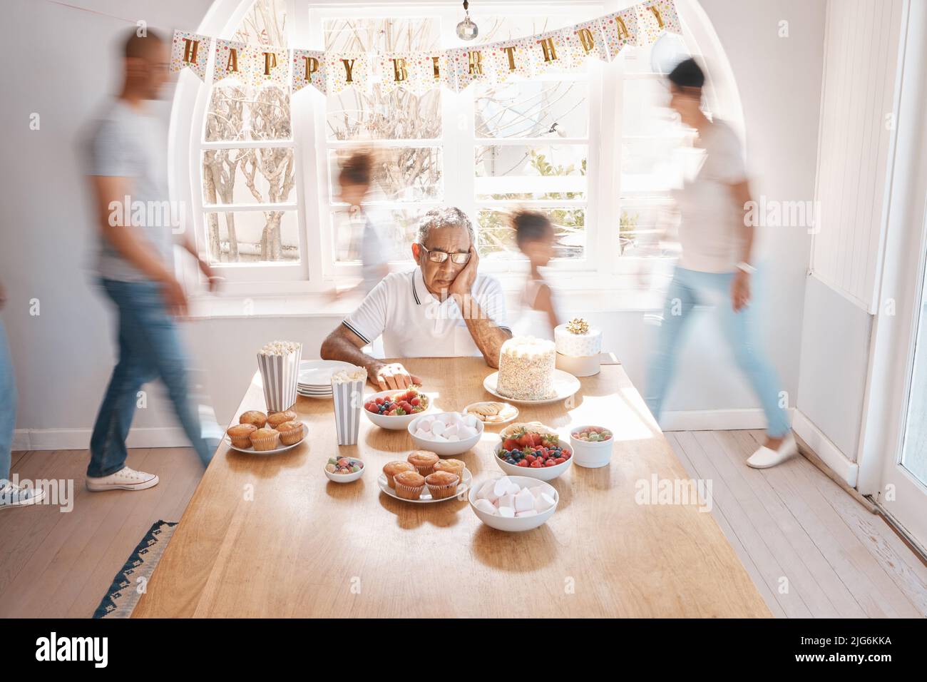 L'âme qui voit la beauté peut parfois marcher seule. Photo d'un homme âgé qui regarde seul tout en célébrant son anniversaire seul à la maison. Banque D'Images