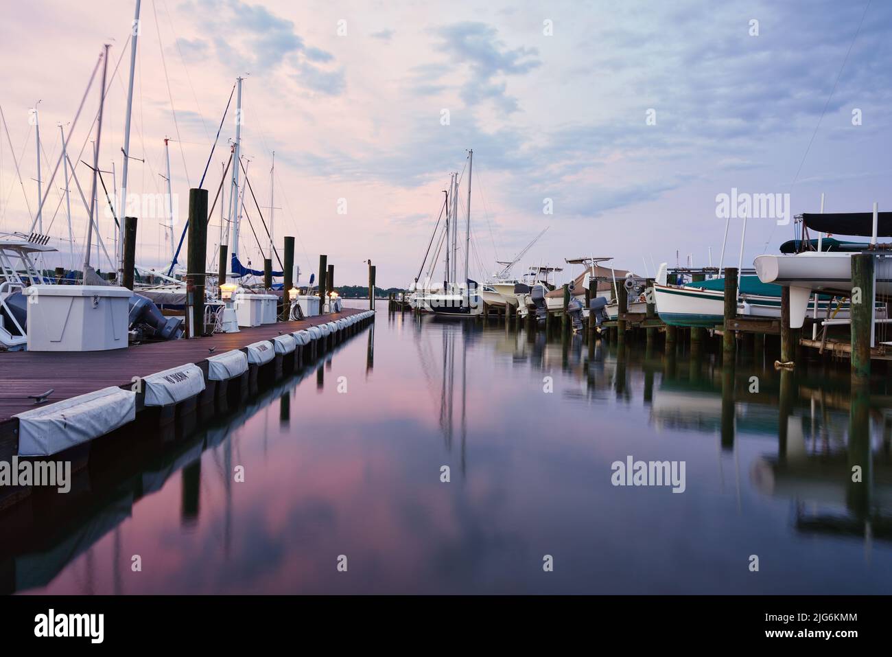 Bateaux dans la marina au coucher du soleil. Un ciel dans les pastels au-dessus d'Annapolis sur la baie de Chesapeake dans l'État du Maryland, États-Unis. Banque D'Images