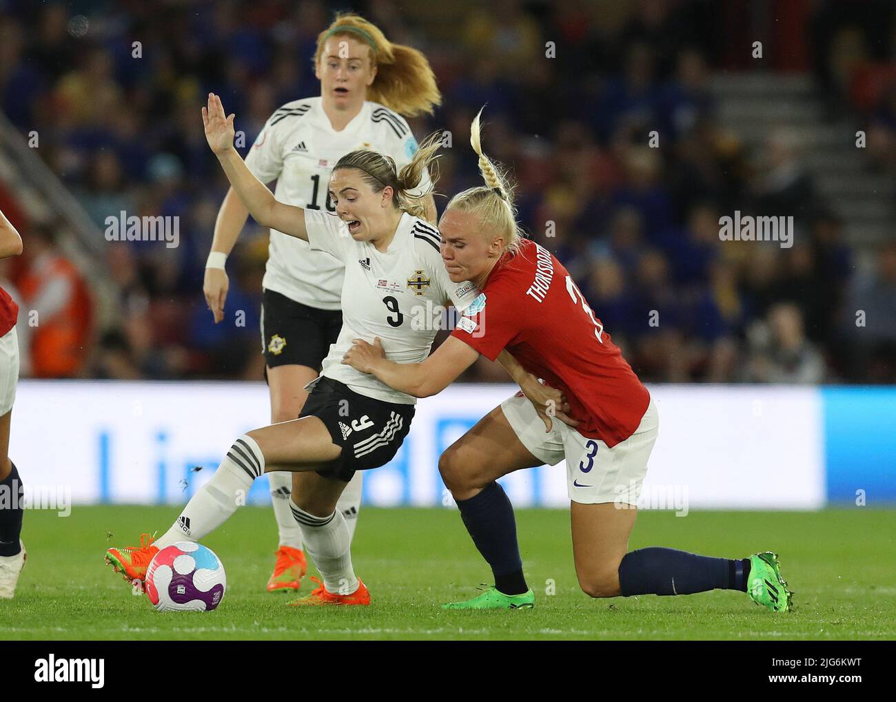 Southampton, Angleterre, le 7th juillet 2022. Simone Magill, d'Irlande du Nord, est défiée par Maria Thorisdottir, de Norvège, lors du championnat européen des femmes de l'UEFA 2022 au stade St Mary's, à Southampton. Crédit photo à lire: Paul Terry / Sportimage crédit: Sportimage / Alay Live News Banque D'Images