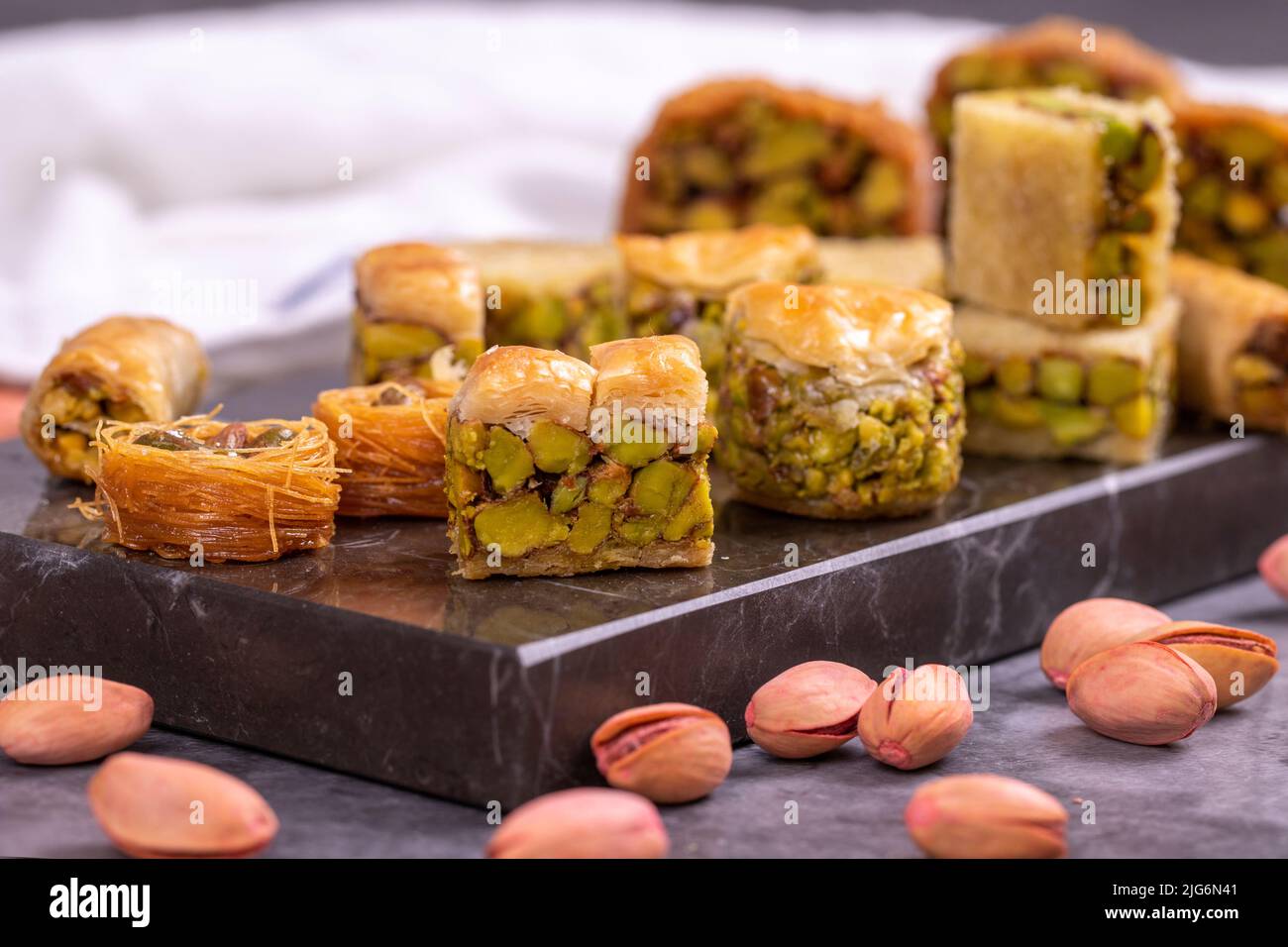 Variétés de pistachio baklava. Variétés de baklava sur fond sombre ...