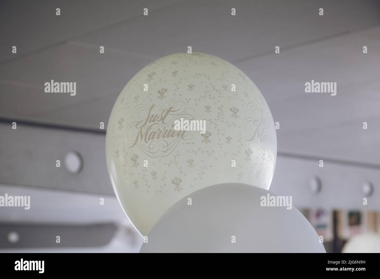 Un ballon de mariage lisant juste marié à une réception de mariage Banque D'Images