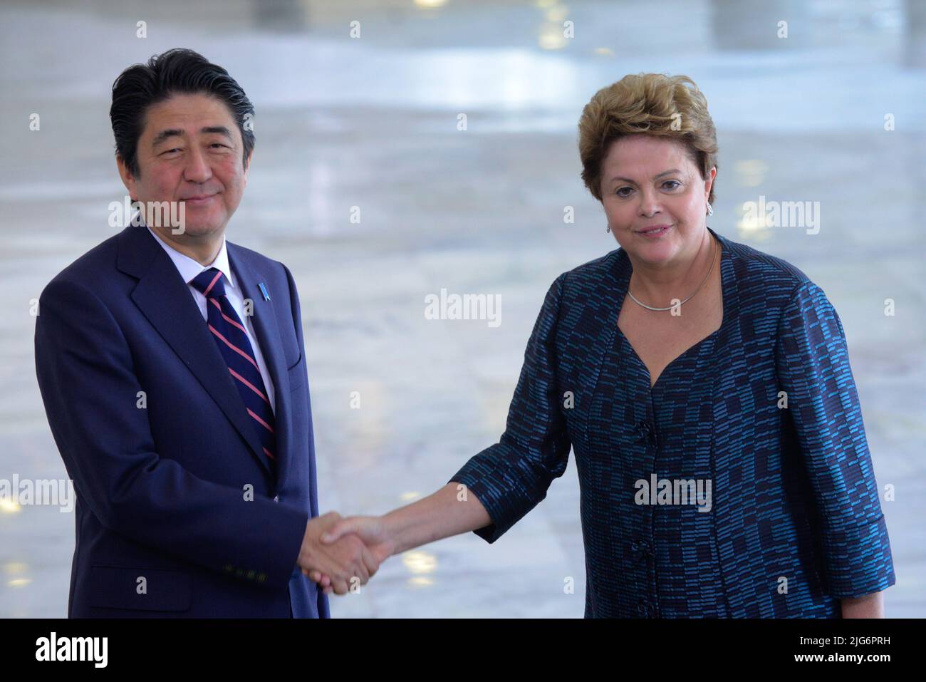 ***ATTENTION DOSSIER DE LA RÉDACTION PHOTO DE 01.08.2014 - BRASÍLIA, DF, 01.08.2014 - DEATH-SHINZO ABE - le Premier ministre du Japon de l'époque, Shinzo Abe, est reçu par le Président du Brésil de l'époque Dilma Rousseff à Palácio do Planalto, à Brasília, ce vendredi 1st. Ce vendredi, 08 juillet 2022, ancien Premier ministre Shinzo Abe, meurt après avoir été abattu au Japon. L'ancien premier ministre a été frappé lors d'un discours dans la ville de Nara, dans l'ouest du pays. Un homme a été arrêté et un fusil de chasse saisi. La mort a choqué le Japon, où le contrôle des armes à feu est strict et où des cas similaires sont très rares. Credit: Brésil photo Press/Alamy Live News Banque D'Images