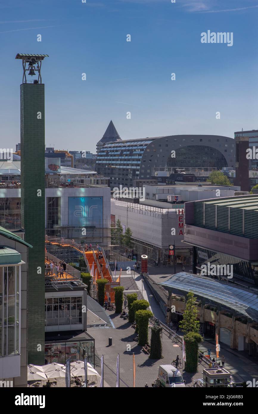 Vue depuis le pont de ciel de la promenade sur le toit en direction de Beursplein avec à l'arrière-plan le célèbre Markthal, Rotterdam, pays-Bas Banque D'Images