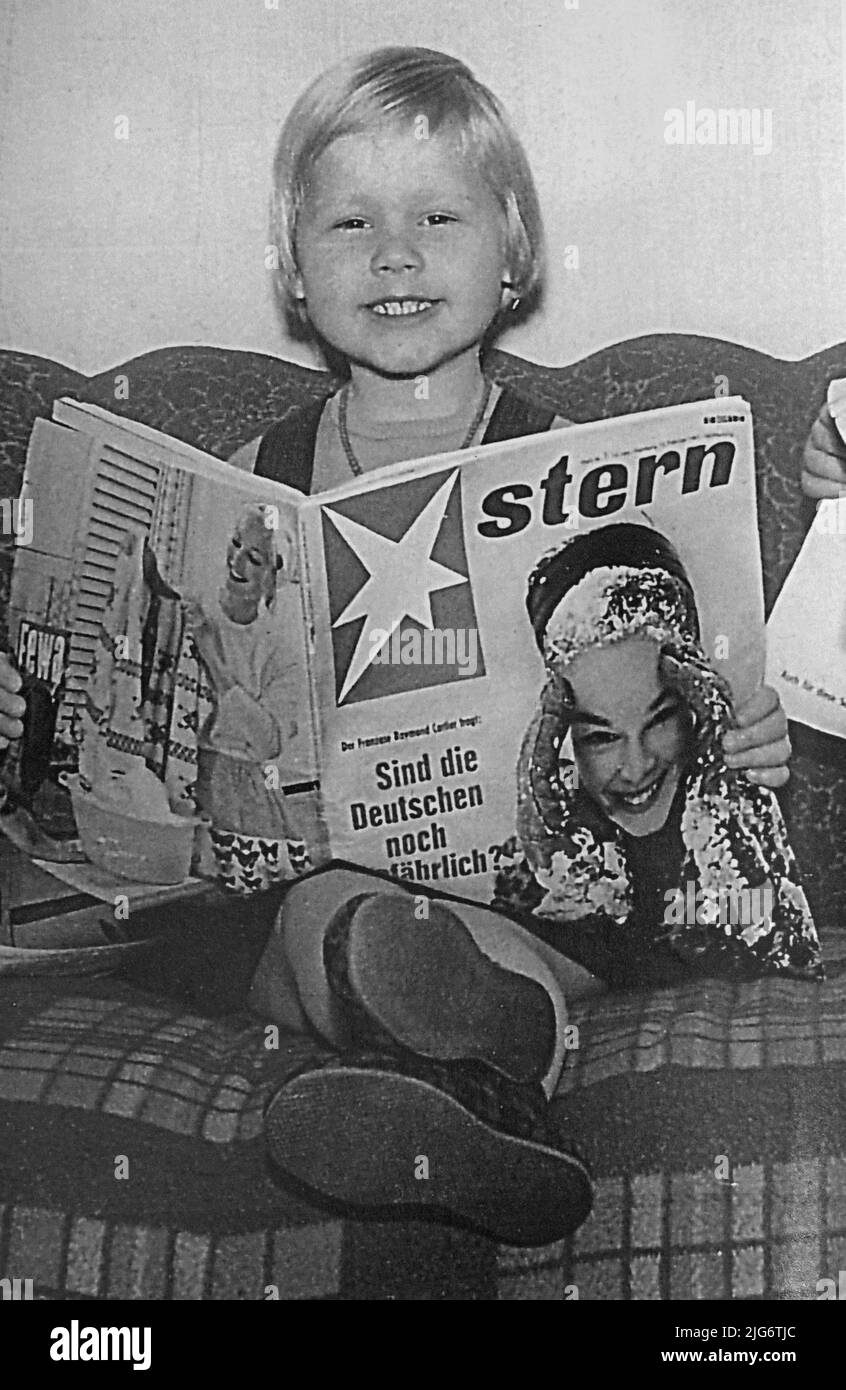 Une jeune fille de 3 ans lit le magazine Stern, photo de la photo de 1961 Banque D'Images