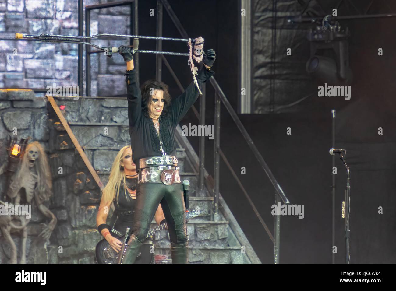 Athènes, Grèce 6 juillet 2022. Alice Cooper avec une béquille dans sa main se présentant sur scène. Banque D'Images