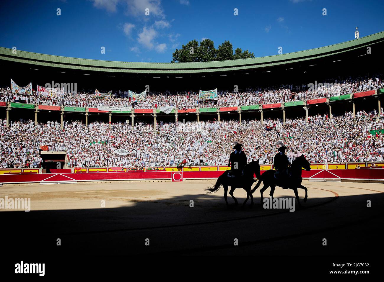 Vue générale lors d'un taureau au Festival de San Fermin, à Pampelune, dans le nord de l'Espagne, 7 juillet 2022 (photo de Ruben Albarran / PRESSINPHOTO) Banque D'Images