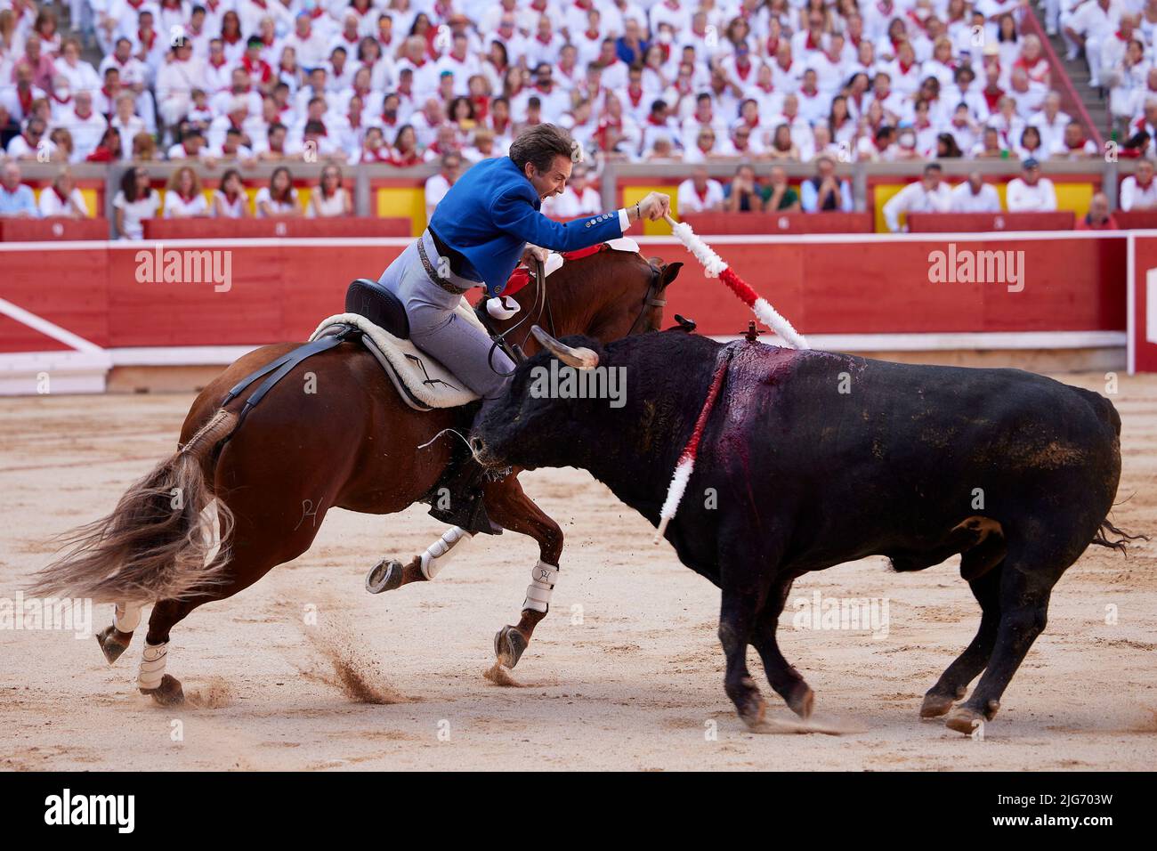 Le taureau espagnol Pablo Hermoso de Mendoza défie un taureau de Nunez del Cuvillo lors d'un taureau au Festival de San Fermin, à Pampelune, dans le nord de l'Espagne, 7 juillet 2022 (photo de Ruben Albarran / PRESSINPHOTO) Banque D'Images