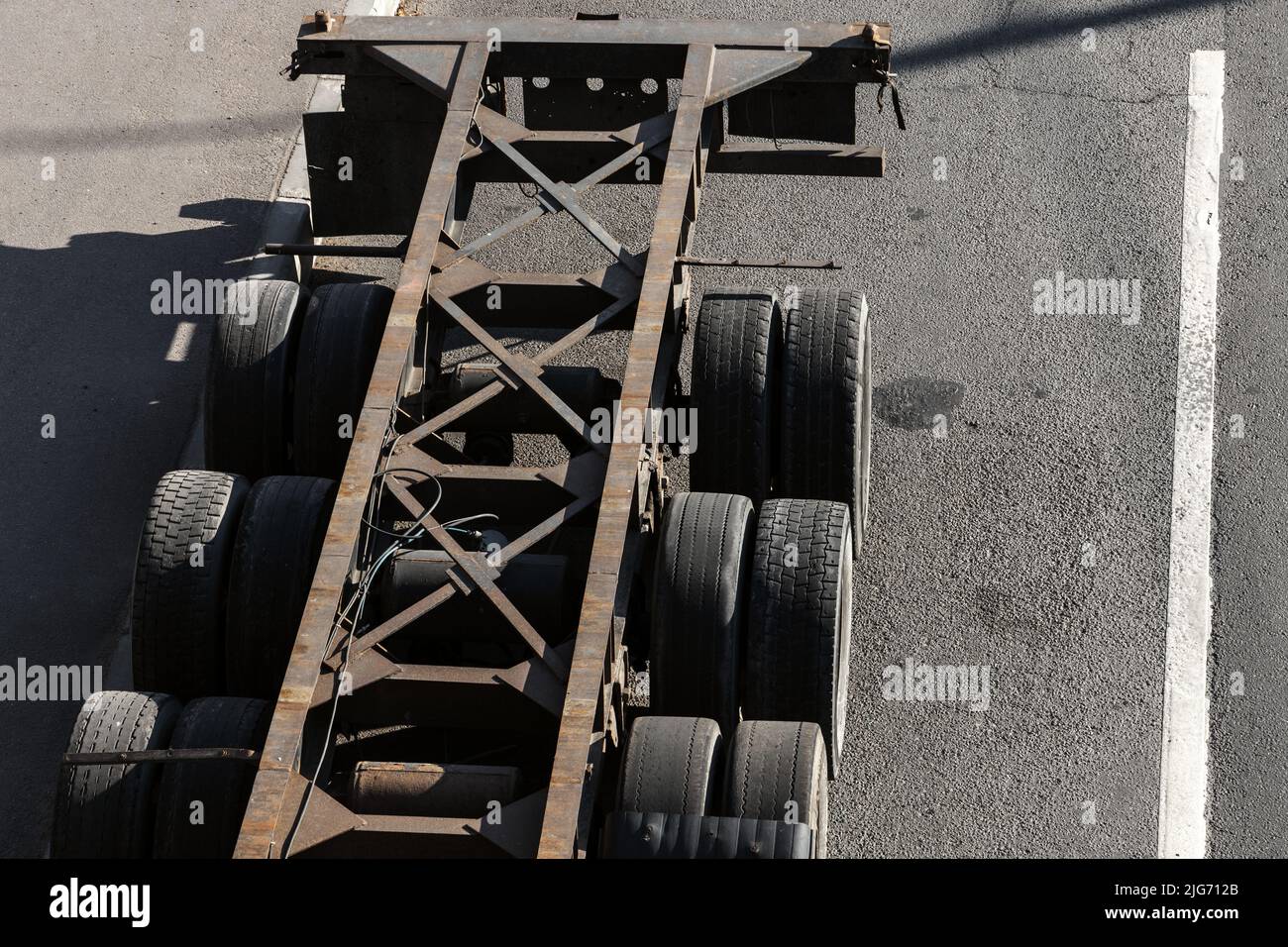 Un camion vide stationné sur une route asphaltée urbaine, vue aérienne Banque D'Images