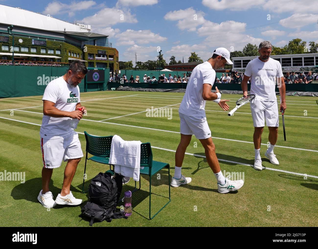 Novak Djokovic (au centre) avec l'entraîneur Goran Ivanisevic (à droite) et physio Ulises Badio lors d'une séance d'entraînement le 12 e jour des Championnats de Wimbledon 2022 au All England Lawn tennis and Croquet Club, Wimbledon. Date de la photo: Vendredi 8 juillet 2022. Banque D'Images