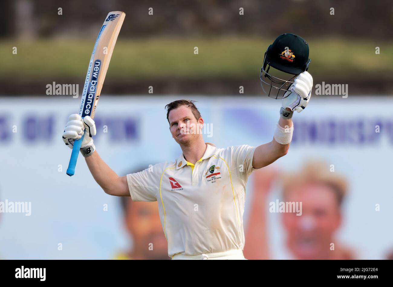 Galle, Sri Lanka. 8th juillet 2022. Le batteur d'Australie Steve Smith élève sa batte après avoir marqué un siècle (100 courses) pendant les 1st jours du match de cricket de 2nd entre le Sri Lanka et l'Australie au stade international de cricket de Galle à Galle, le 8th juillet 2022. Viraj Kothalwala/Alamy Live News Banque D'Images