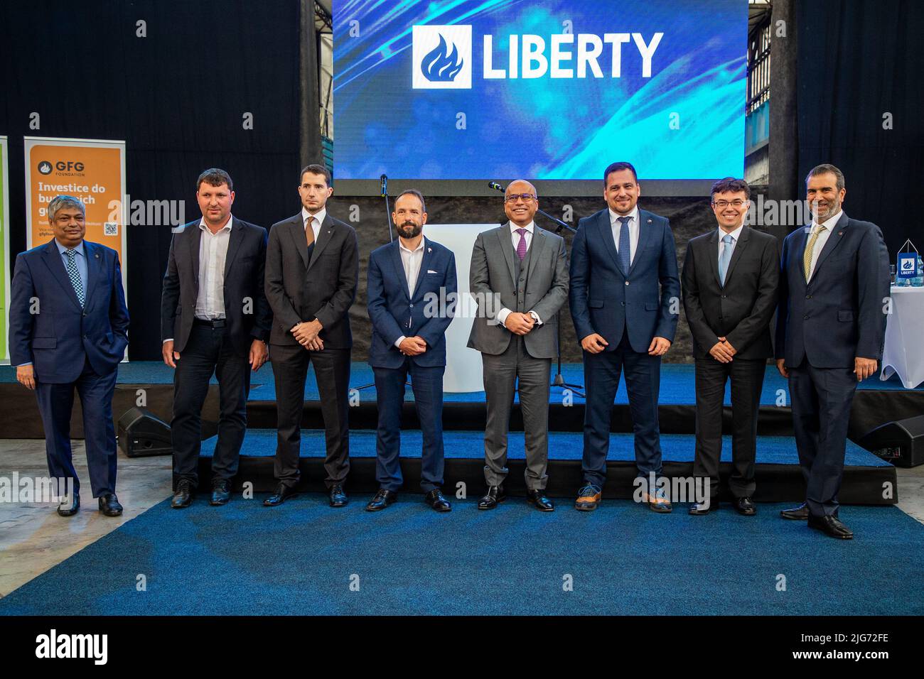 Ostrava, République tchèque. 08th juillet 2022. Sanjeeva Gupta, propriétaire de la société Liberty Ostrava, et Giacomo Mareschi Danieli, directeur général du groupe Danieli, signent un contrat avec le fournisseur de deux fours à arc électrique hybrides à Ostrava, République tchèque, 8 juillet 2022. Crédit : Vladimir Prycek/CTK photo/Alay Live News Banque D'Images