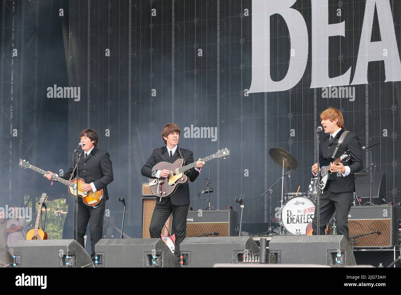 Glasgow, Royaume-Uni. 08th juillet 2022. Le festival de musique TRNSMT à Glasgow Green, Glasgow, Écosse, Royaume-Uni a été officiellement lancé par le groupe hommage « The Bootleg Beatles » jouant une sélection de succès célèbres des Beatles. Le festival a lieu sur 3 jours et devrait être un complet avec des milliers de fans de musique présents chaque jour. Crédit : Findlay/Alay Live News Banque D'Images