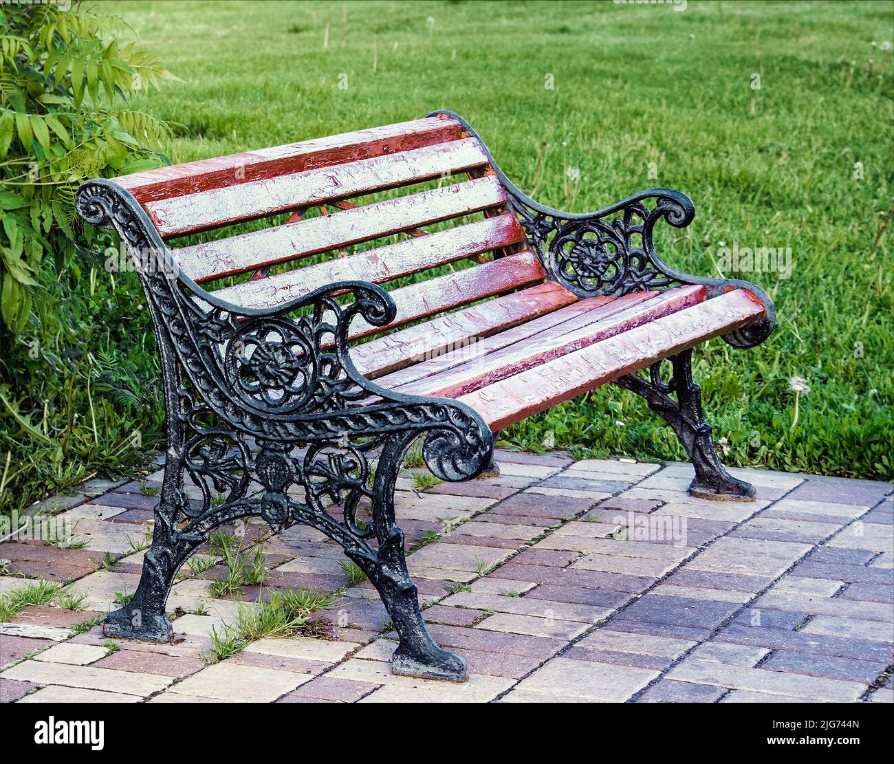rue en fonte avec banc de bois. banc fraîchement peint ! Banque D'Images