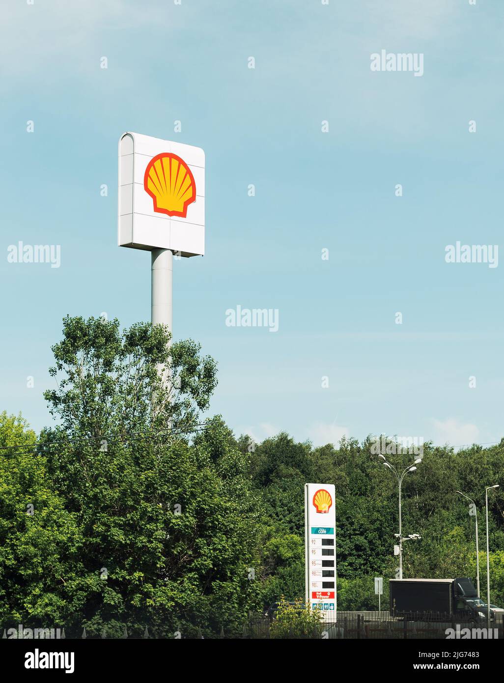Panneaux indiquant la rue de la station-service Shell Banque D'Images