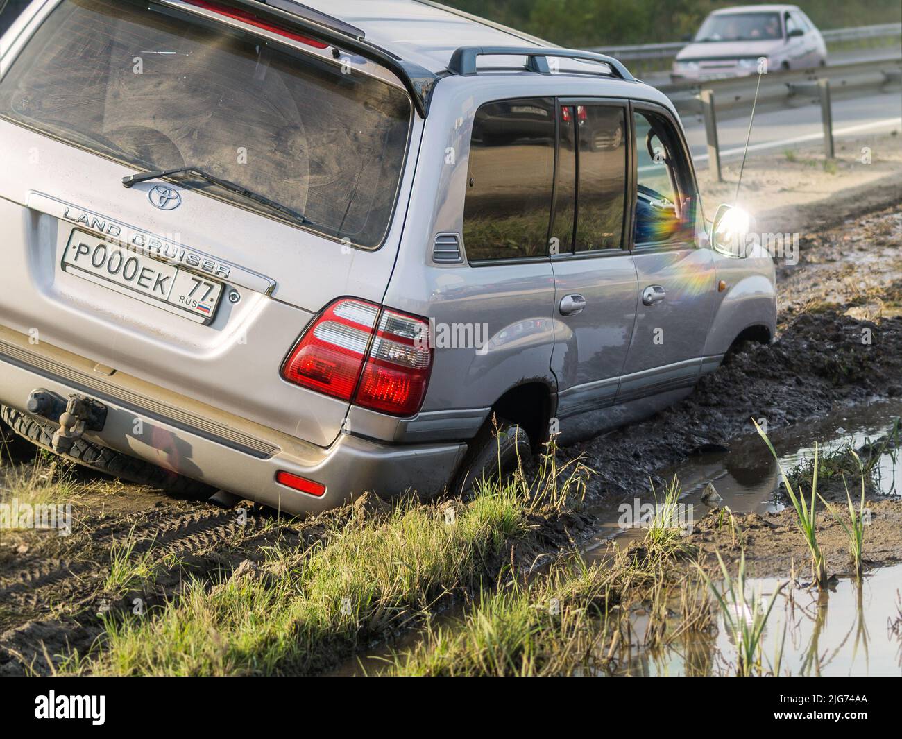 Toyota Lexus Land Cruiser 100 SUV voiture s'est coincé dans un piège à poussière sur la route Banque D'Images