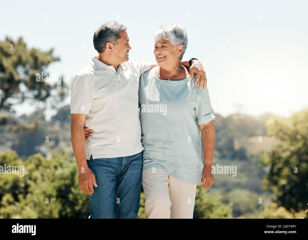 Nous allons parcourir le voyage de la vie ensemble. Photo d'un couple senior qui passe du temps ensemble dans la nature. Banque D'Images