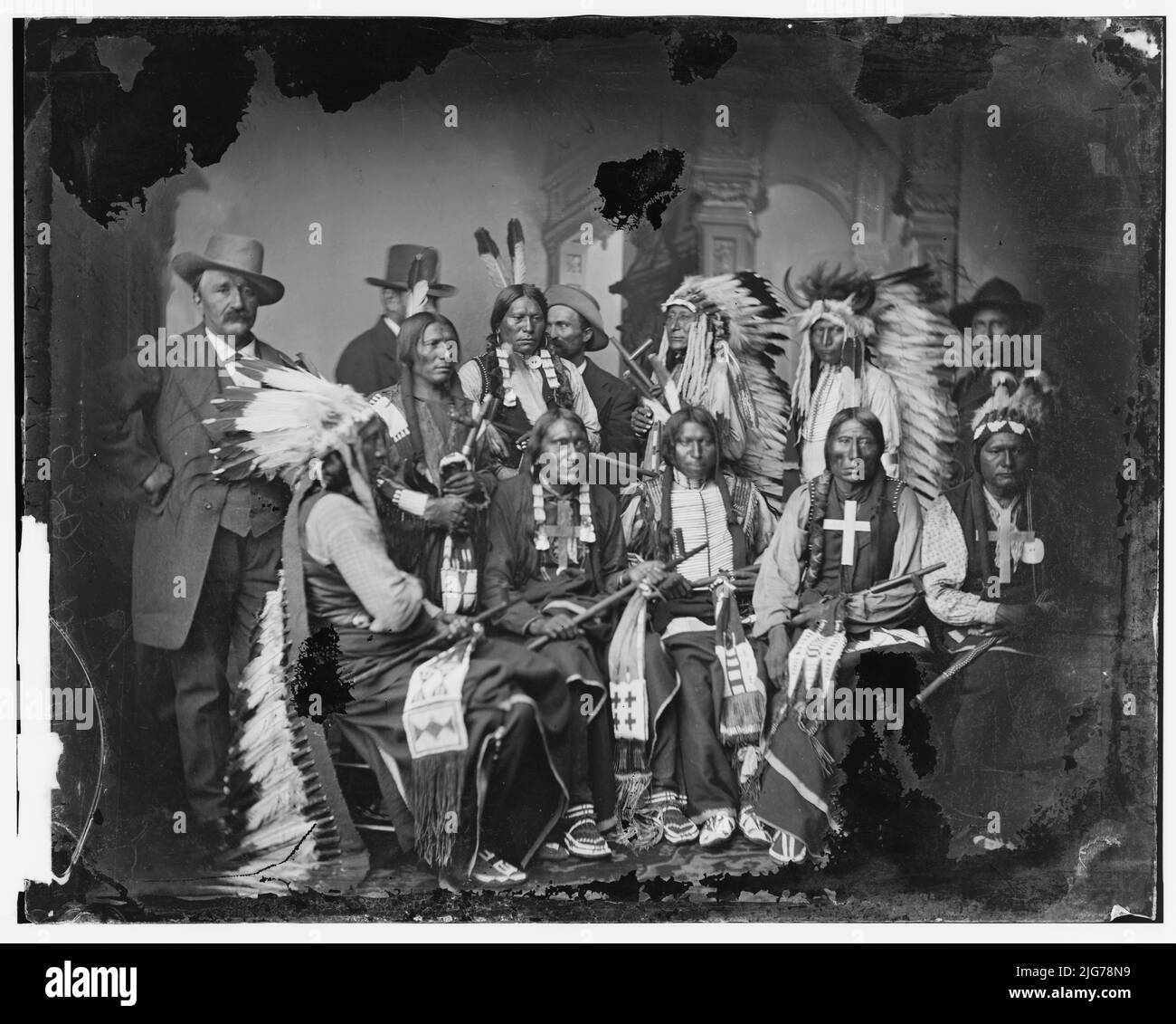 Délégations indiennes de Sioux et d'Arrapahoe, entre 1865 et 1880. De gauche à droite, assis: Red Cloud, Big Road, Yellow Bear, Young Man peur de ses chevaux, Iron Crow. De gauche à droite, debout : Little Bigman, Little Wink, trois ours, He Dog. Banque D'Images
