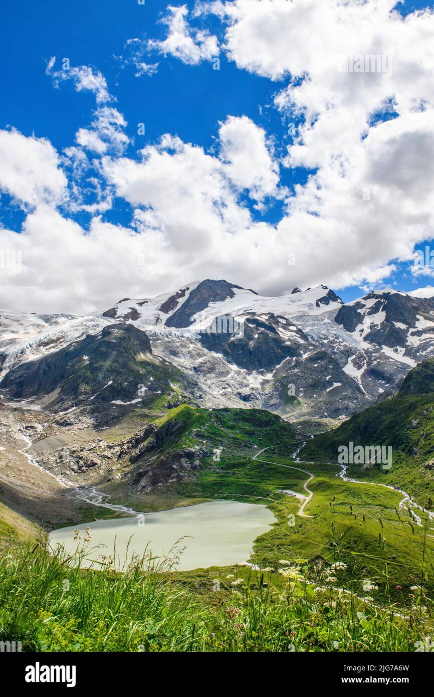 Vue sur le lac de montagne Gletschersee Steinsee, derrière lui le glacier de fonte Steingletscher en raison du réchauffement climatique, canton d'Uri, Suisse Banque D'Images