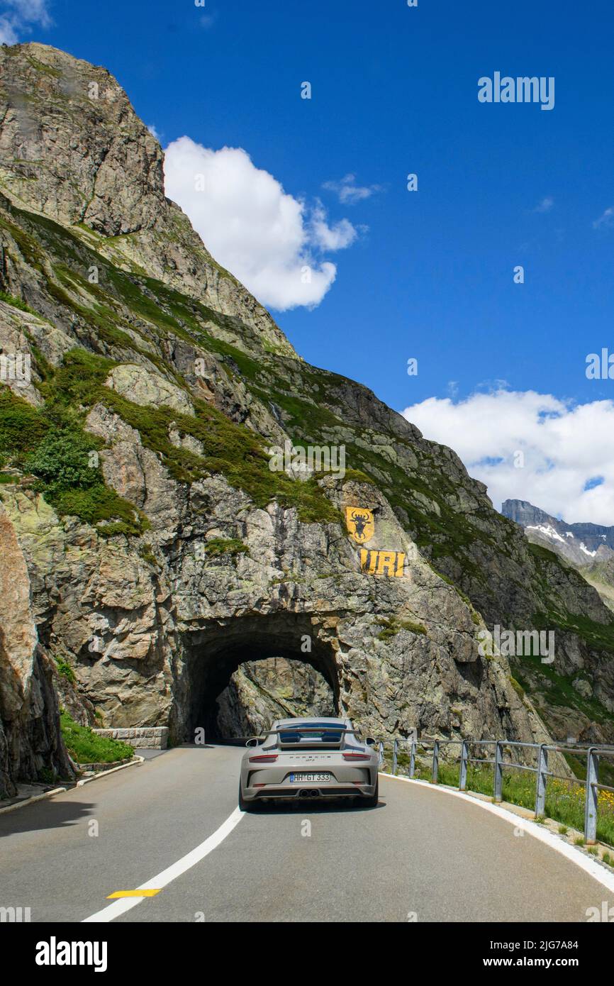 Voiture de sport Porsche GT3 tunnel de conduite sculpté dans la roche, au-dessus peint marque géographique armoiries du canton d'Uri, Wassen, canton d'Uri Banque D'Images