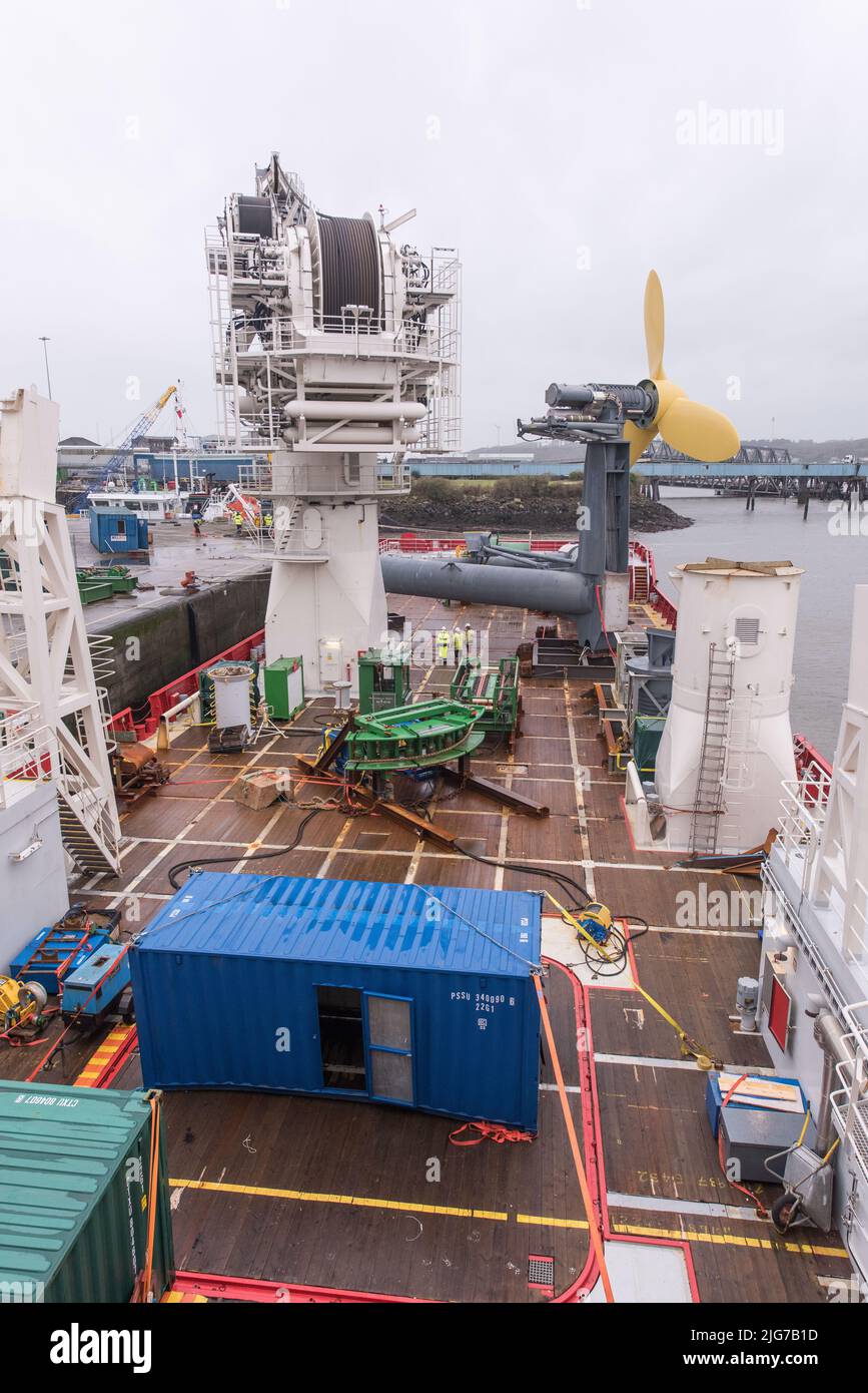 Dispositif d'énergie marémotrice DeltaStream à bord d'un navire de déploiement à Pembroke Dock Banque D'Images