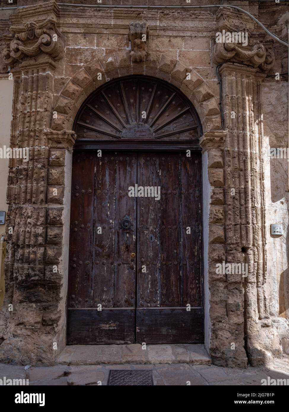 Porte classique ornée à une résidence privée dans la vieille ville de Nardo, Puglia, Italie avec une variété de détails décoratifs Banque D'Images