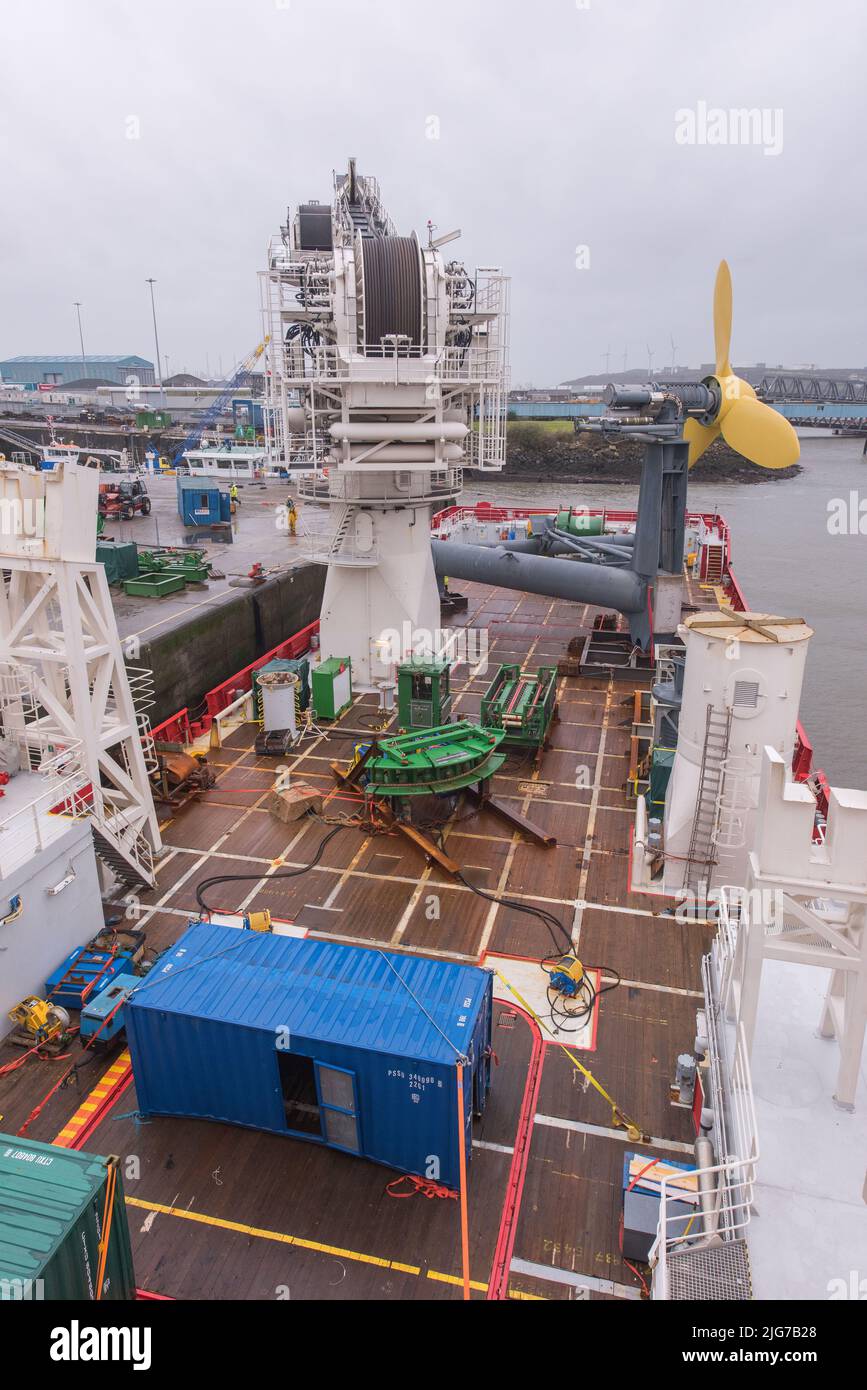 Dispositif d'énergie marémotrice DeltaStream à bord d'un navire de déploiement à Pembroke Dock Banque D'Images