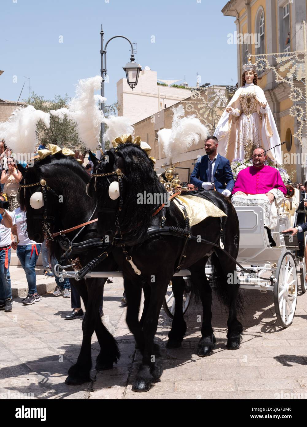 La procession initiale de la statue de la Vierge brune à Matera, en Italie, dans une calèche à laquelle assistait un évêque catholique local vêtu de pourpre. Banque D'Images