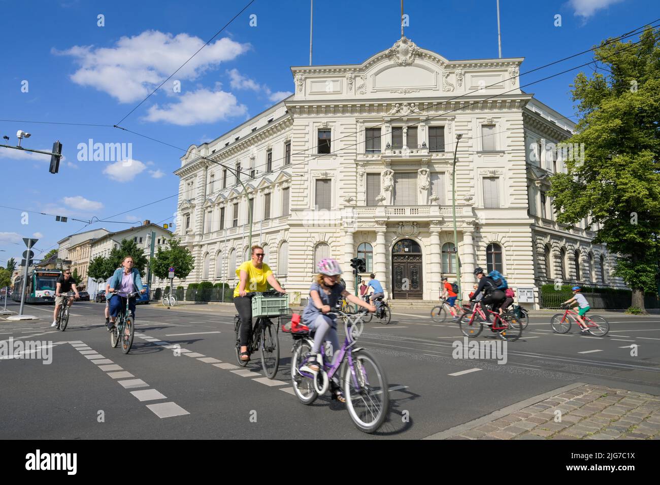 Cycliste, tribunal administratif de Potsdam, Friedrich-Ebert-Strasse, Potsdam, Brandebourg, Allemagne, aucune autorisation de modèle Banque D'Images