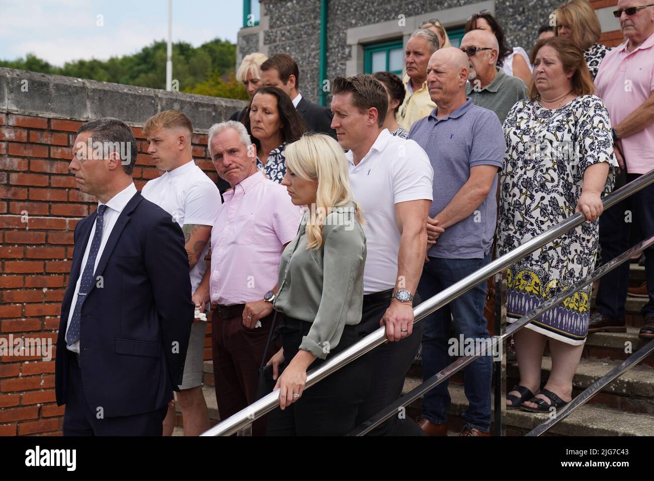 La famille de la PCSO Julia James, son mari Paul James, son fils Patrick Davies et sa fille Bethan Coles, à l'extérieur de la cour de la Couronne de Canterbury, dans le Kent. Callum Wheeler, 22 ans, a été condamné à perpétuité pour une durée minimale de 37 ans à la Cour de la Couronne de Canterbury pour le meurtre de Julia James, la PCSO de 53 ans, en avril dernier. Date de la photo: Vendredi 8 juillet 2022. Banque D'Images