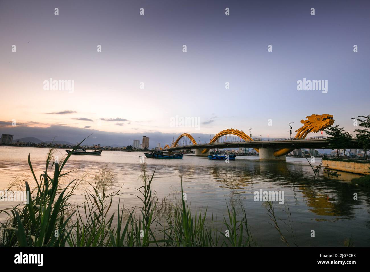 Pont du Dragon lors d'une belle journée dans la ville de Da Nang, Vietnam Banque D'Images