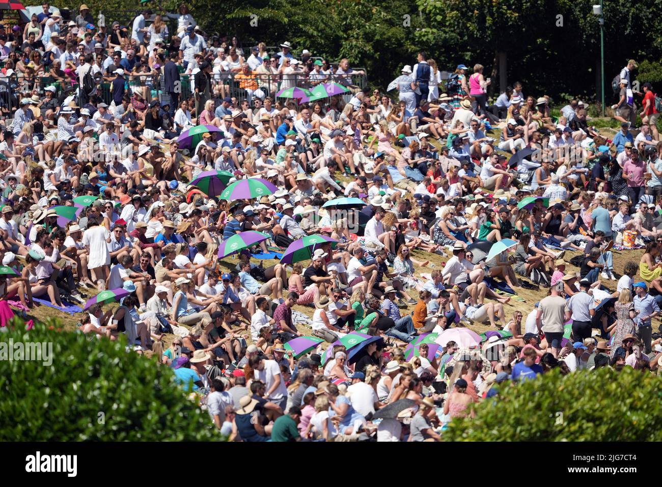 Les spectateurs se protègent du soleil le douze jour des Championnats de Wimbledon 2022 au All England Lawn tennis and Croquet Club, Wimbledon. Date de la photo: Vendredi 8 juillet 2022. Banque D'Images