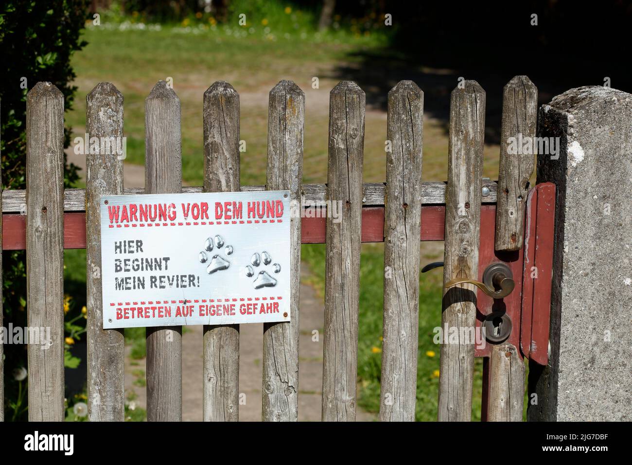 Vieille porte de jardin avec panneau d'avertissement contre chien, Allemagne Banque D'Images