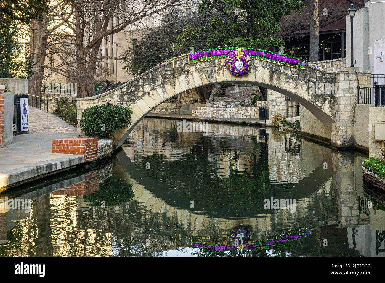 Pont de la promenade de la rivière San Antonio décoré pour Mardi gras sur la rivière San Antonio Banque D'Images