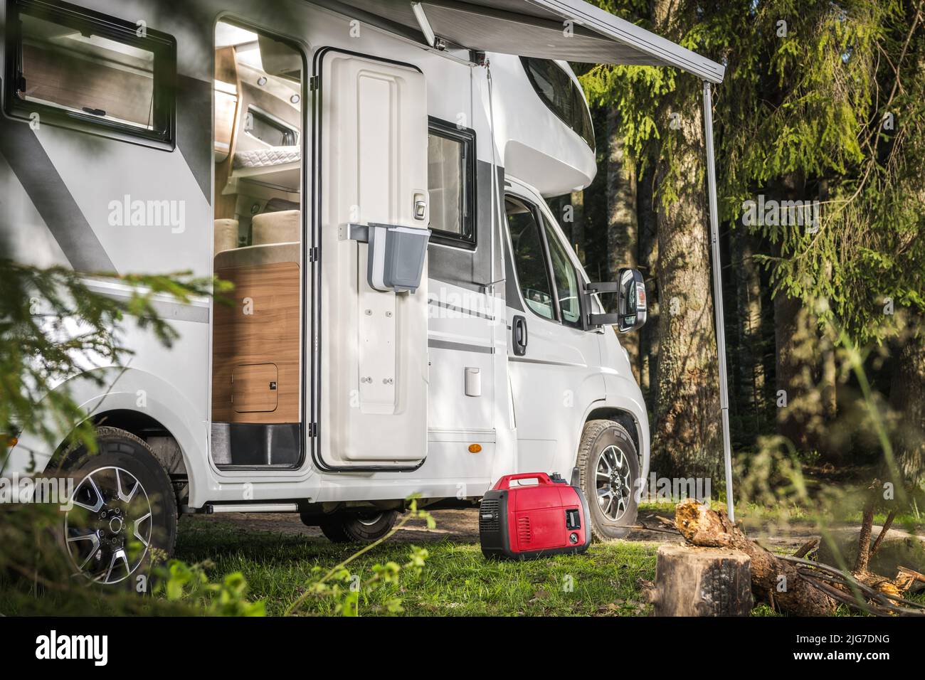 Véhicules récréatifs thème. Classe C camping-car Van RV et un générateur de gaz restant à côté de l'autocaravane. Vacances d'été. Banque D'Images