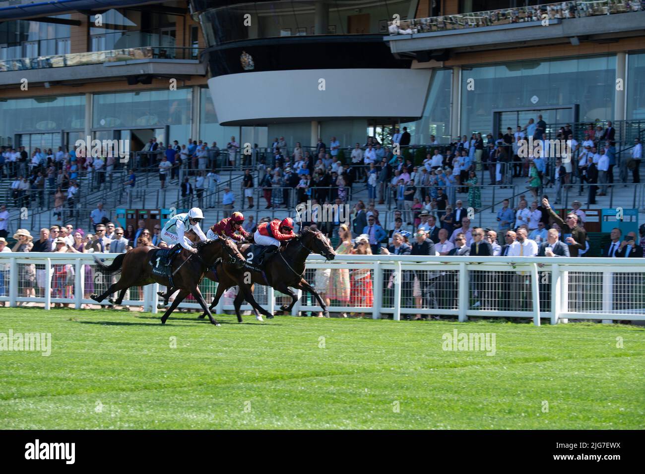 Ascot, Berkshire, Royaume-Uni. 8th juillet 2022. Le cheval flagrant (silks rouges), criblé par le jockey Charles Bishop, remporte les piquets de handicap Signature Capital nursery. Propriétaire The Woodway 20. Eve Johnson Houghton, entraîneur, Blewbury. Crédit : Maureen McLean/Alay Live News Banque D'Images