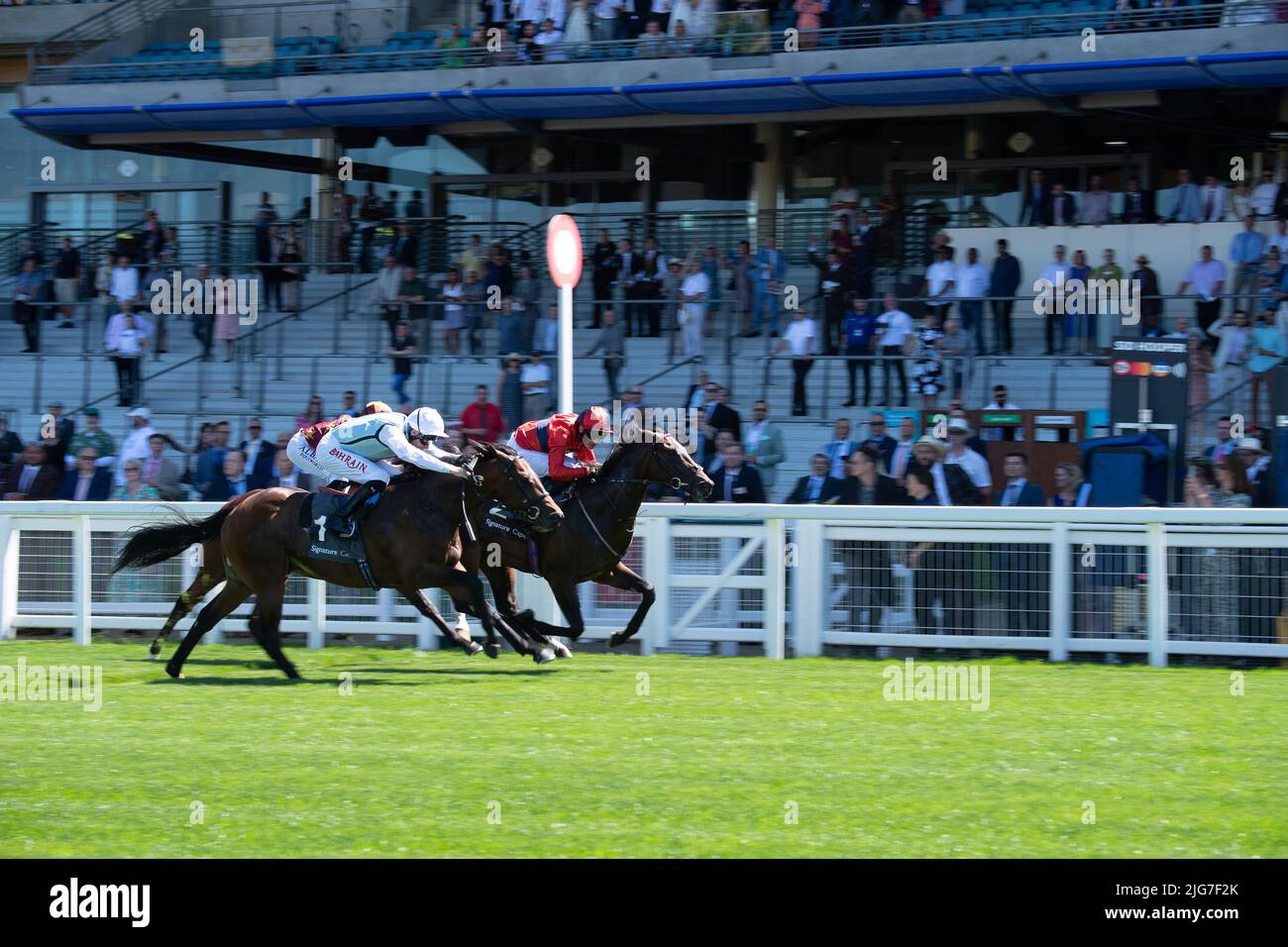 Ascot, Berkshire, Royaume-Uni. 8th juillet 2022. Le cheval flagrant (silks rouges), criblé par le jockey Charles Bishop, remporte les piquets de handicap Signature Capital nursery. Propriétaire The Woodway 20. Eve Johnson Houghton, entraîneur, Blewbury. Crédit : Maureen McLean/Alay Live News Banque D'Images