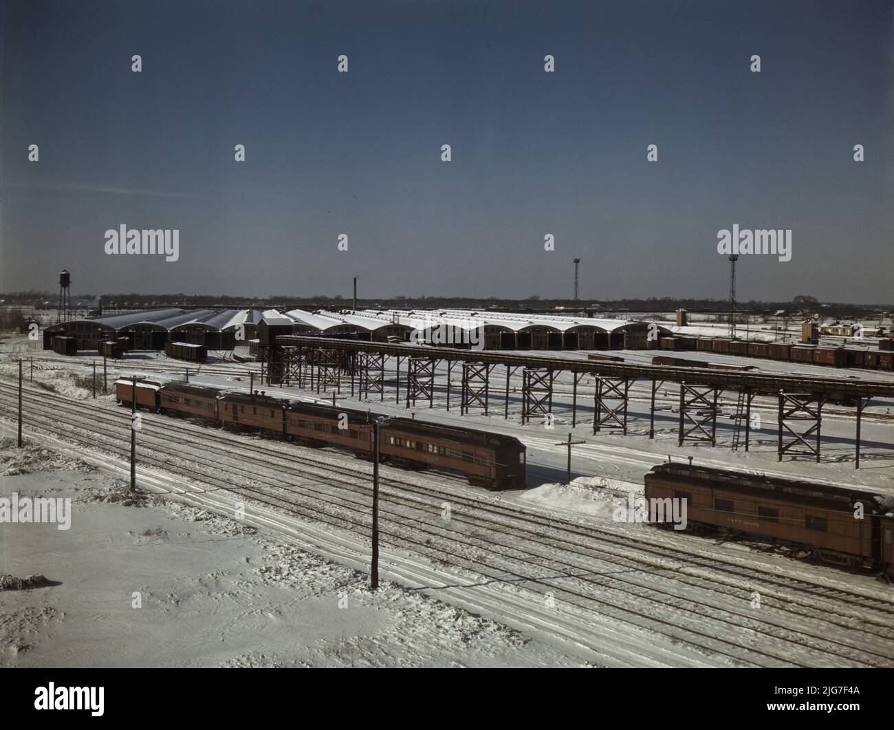 La maison de fret à un chantier ferroviaire de Chicago et Northwestern. Au premier plan sont les vieilles voitures utilisées comme quartiers de vie pour certains employés de chantier et l'aide itinérante; Chicago, Illinois. Banque D'Images