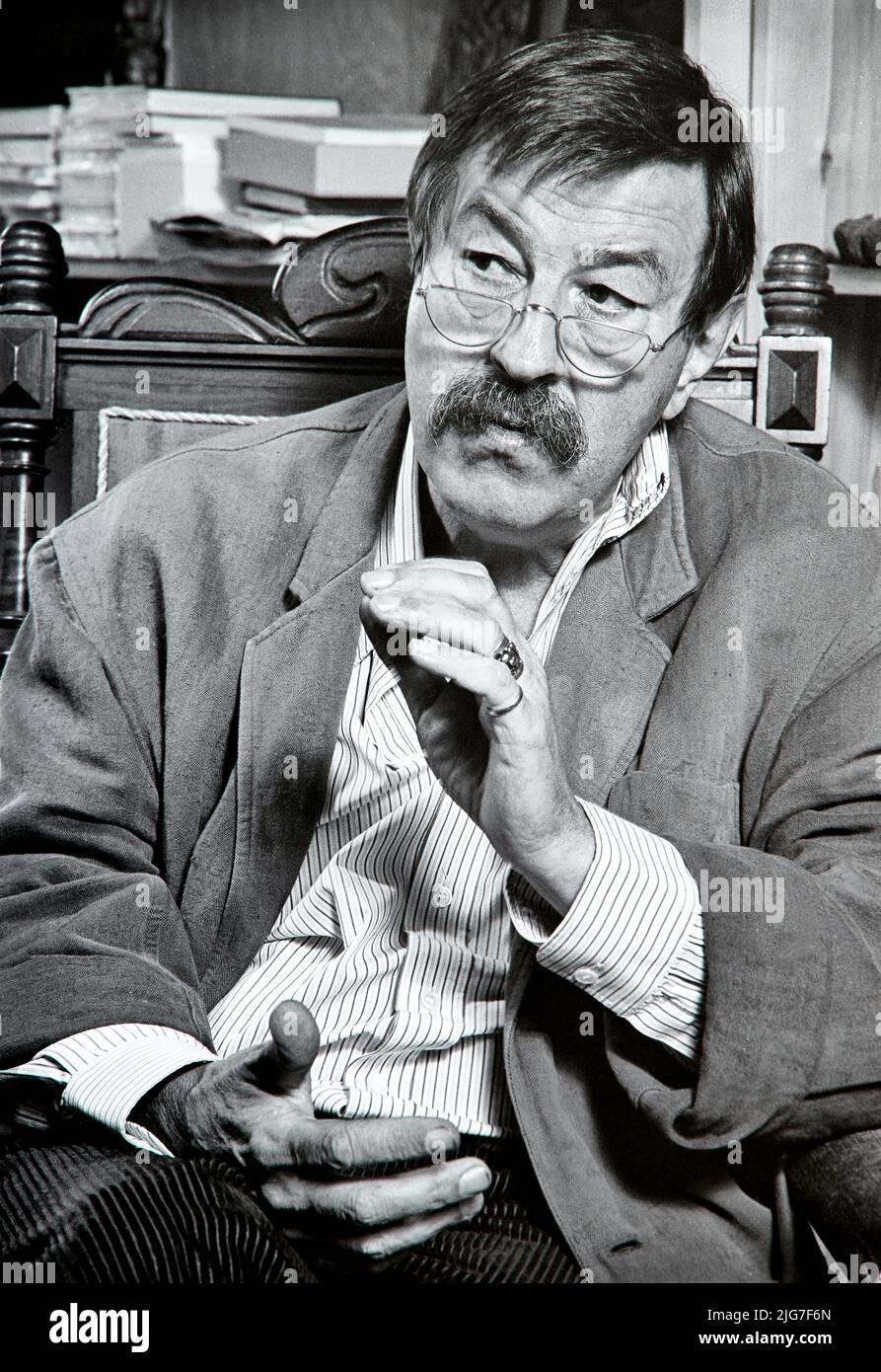 Günter Grass (16.10.1927 - 13.04.2015), écrivain, sculpteur, peintre, graphiste allemand et lauréat du prix Nobel dans une interview à son domicile de Behl Banque D'Images